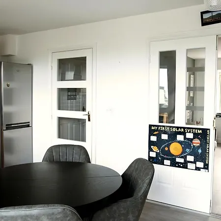 3 Bedroom Family With Sea And Mountain View 아파트 위클로