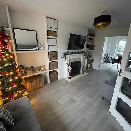 3 Bedroom Family With Sea And Mountain View *